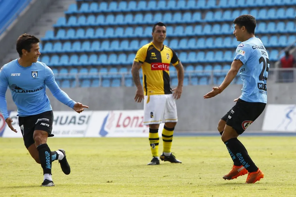 Alexander Oroz celebra un gol ante Coquimbo Unido y a lo lejos mira Esteban Paredes. (Alex Diaz/Photosport).