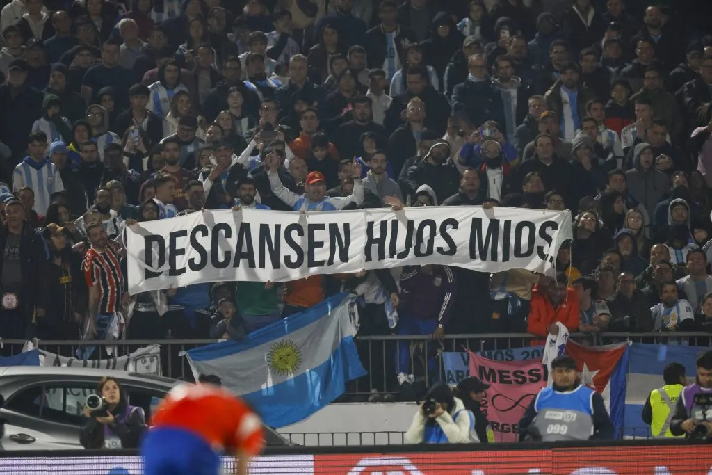 El lienzo desplegado por los hinchas argentinos contra Arturo Vidal. Foto: Andres Pina/Photosport