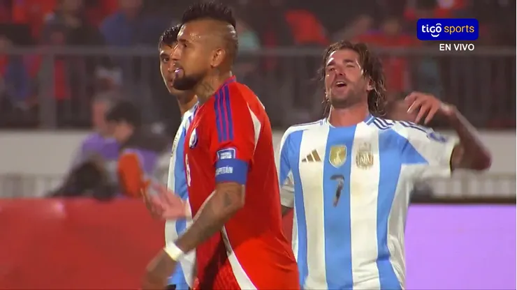 El manotazo de Vidal a De Paul en caliente duelo personal.