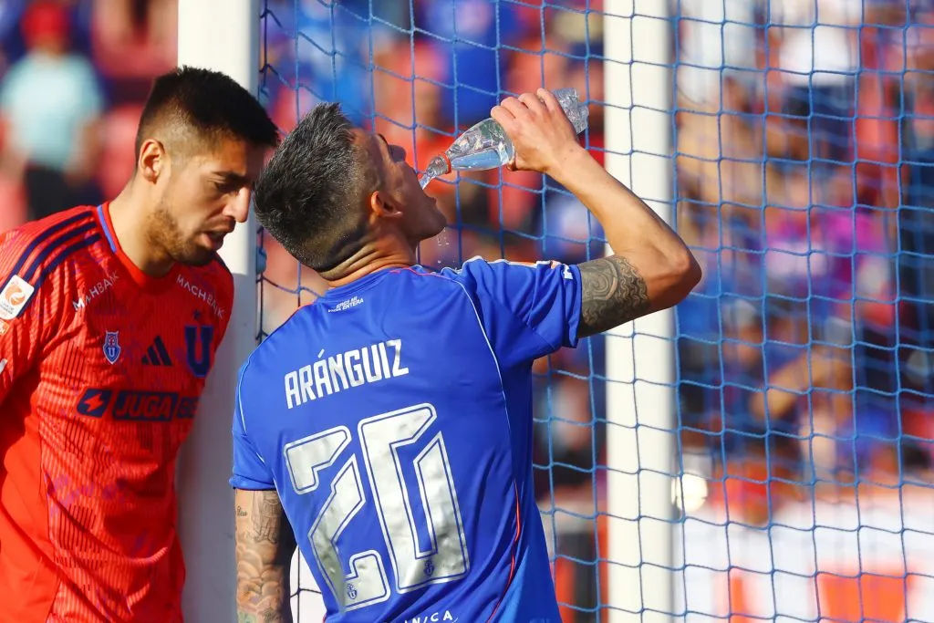 Charles Aránguiz llegó lesionado por el último partido de Universidad de Chile. Foto: Jonnathan Oyarzun/Photosport