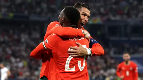 Cristiano Ronaldo festeja, junto a Nuno Mendes, su gol ante Alemania en las semifinales de la UEFA Nations League.