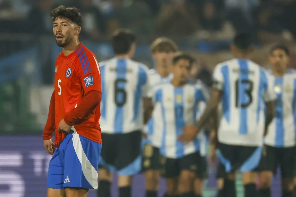 La derrota ante Argentina dejó a la Roja al borde del abismo: espera un milagro | Photosport