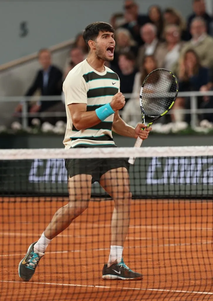 Carlos Alcaraz celebra tras ganar el segundo set ante Lorenzo Musetti en Roland Garros (Getty Images).