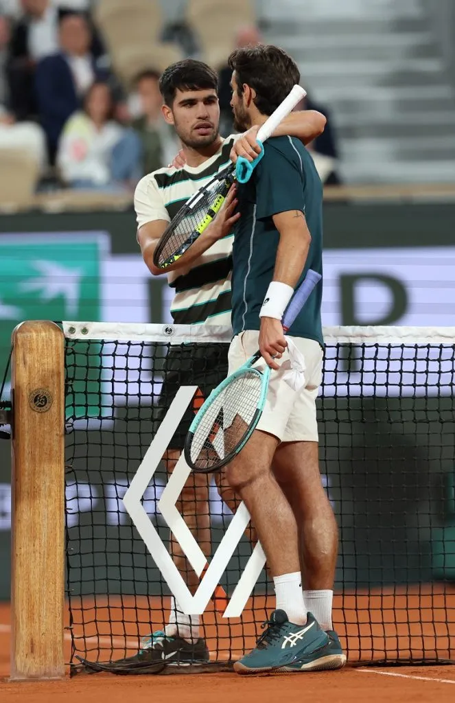 Carlos Alcaraz abraza a Lorenzo Musetti, que se retiró lesionado de su partido de semifinales en Roland Garros (Getty Images).