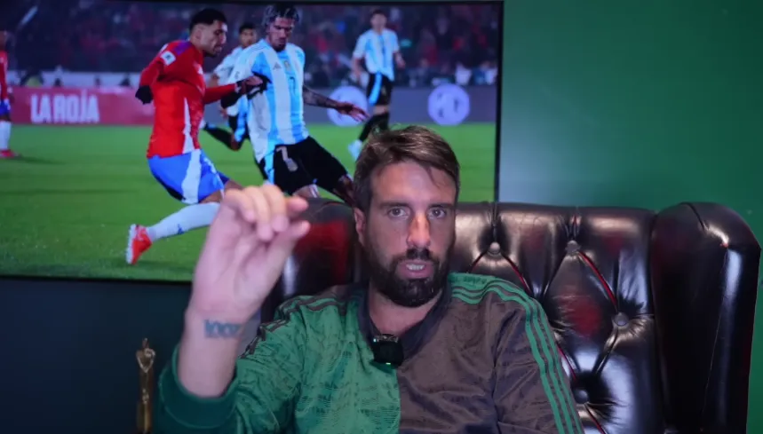 El gesto con el que Flavio Azzaro analizó a Arturo Vidal, comparado con Rodrigo De Paul. Foto: Captura.