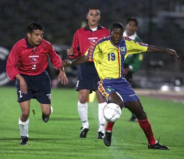 La selección chilena cerró ese triste proceso del 2002 empatando sin goles ante Ecuador en el Estadio Nacional. | Foto: Archivo.