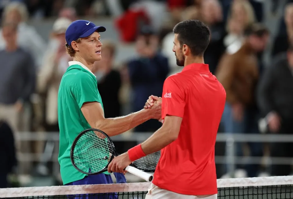 Jannik Sinner estrecha la mano con Novak Djokovic