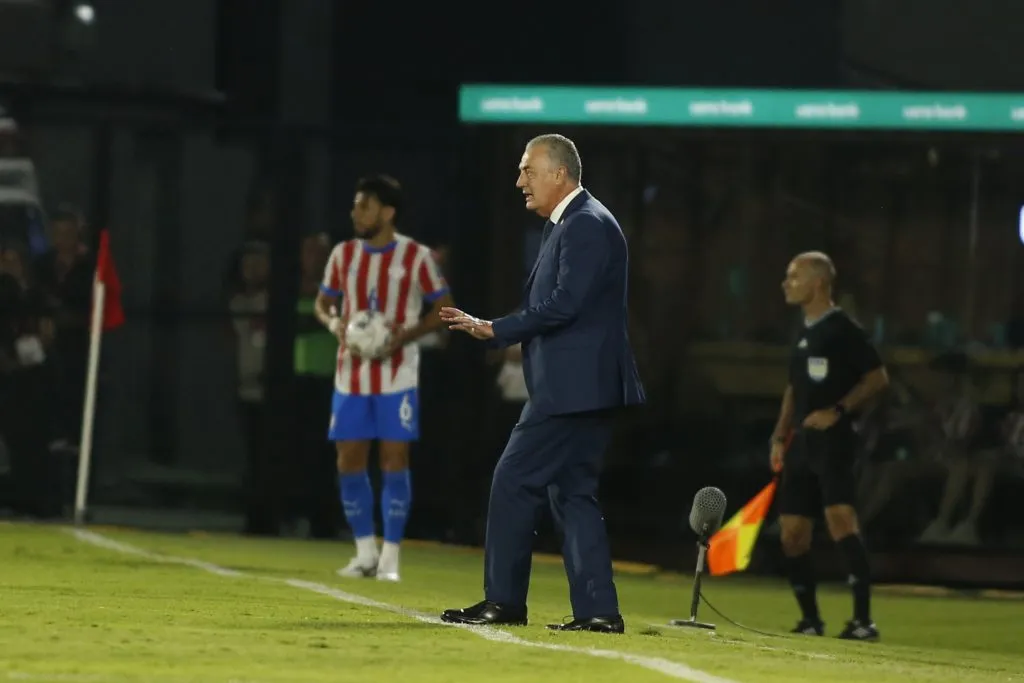 Gustavo Alfaro le cambió la cara a Paraguay, algo que Ricardo Gareca fue incapaz en la selección chilena. | Foto: Photosport.