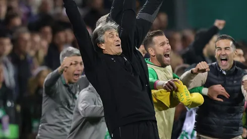 Manuel Pellegrini celebra de cara a una nueva temporada con el Betis, pese a que una reunión clave para su futuro fue postergada.