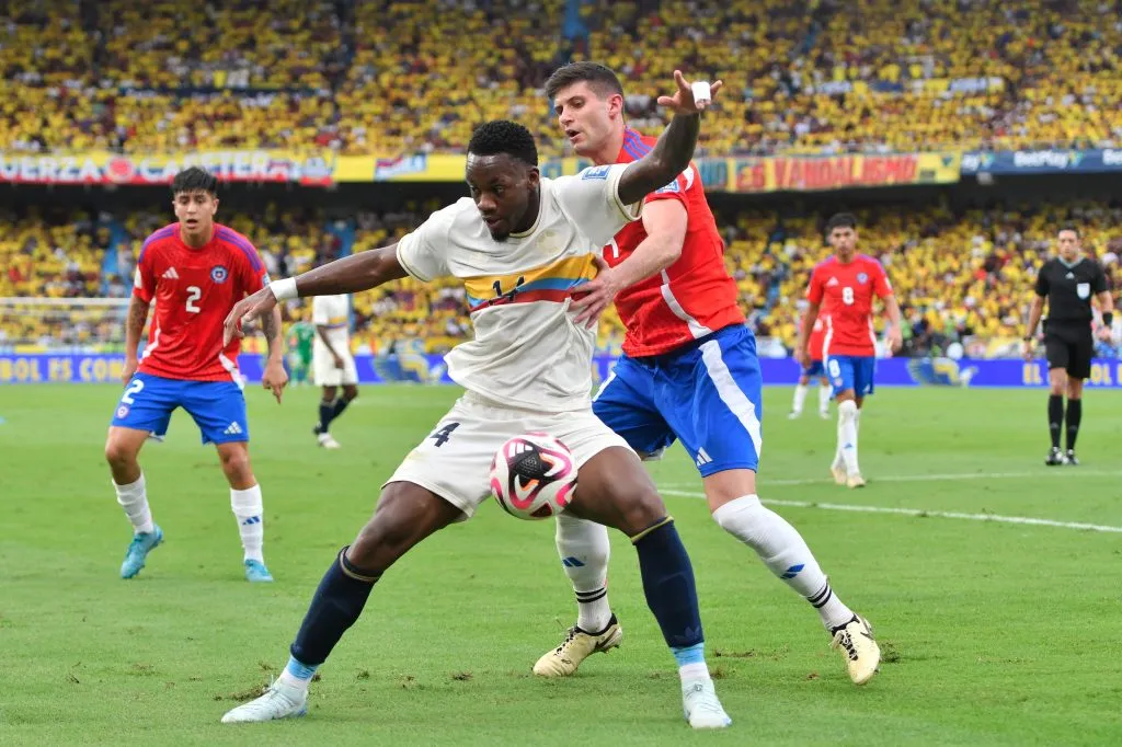 Jhon Durán aguanta la pelota ante la marca de Benjamín Kuscevic. (Gabriel Aponte/Getty Images).