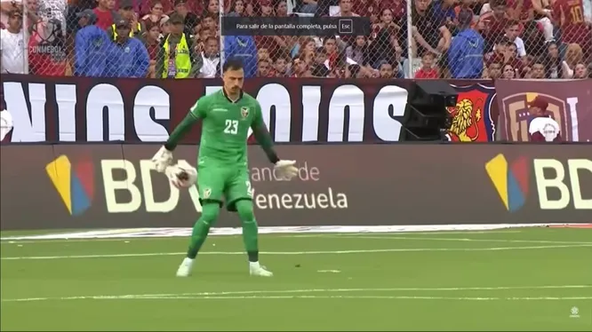 La pelota ya pasó en dirección a la portería cubierta por Guillermo Viscarra. (Captura YouTube).