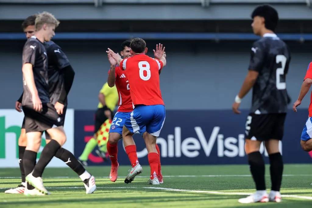 Vicente Álvarez celebra un gol junto a Joaquín Silva, con quien hace poco firmaron con el mismo representante. (Javier Torres/Photosport).