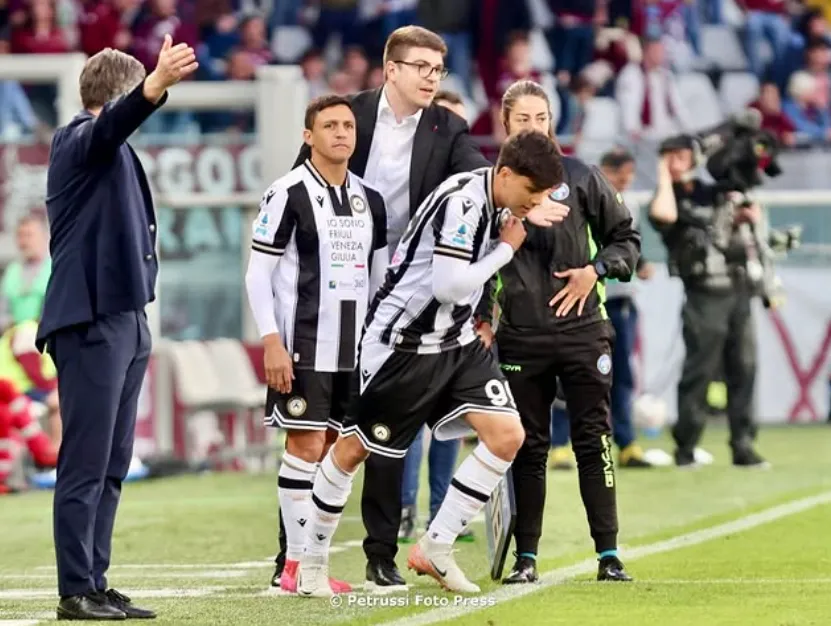 Damián Pizarro entra a la cancha junto a Alexis Sánchez en el Udinese. (Captura).