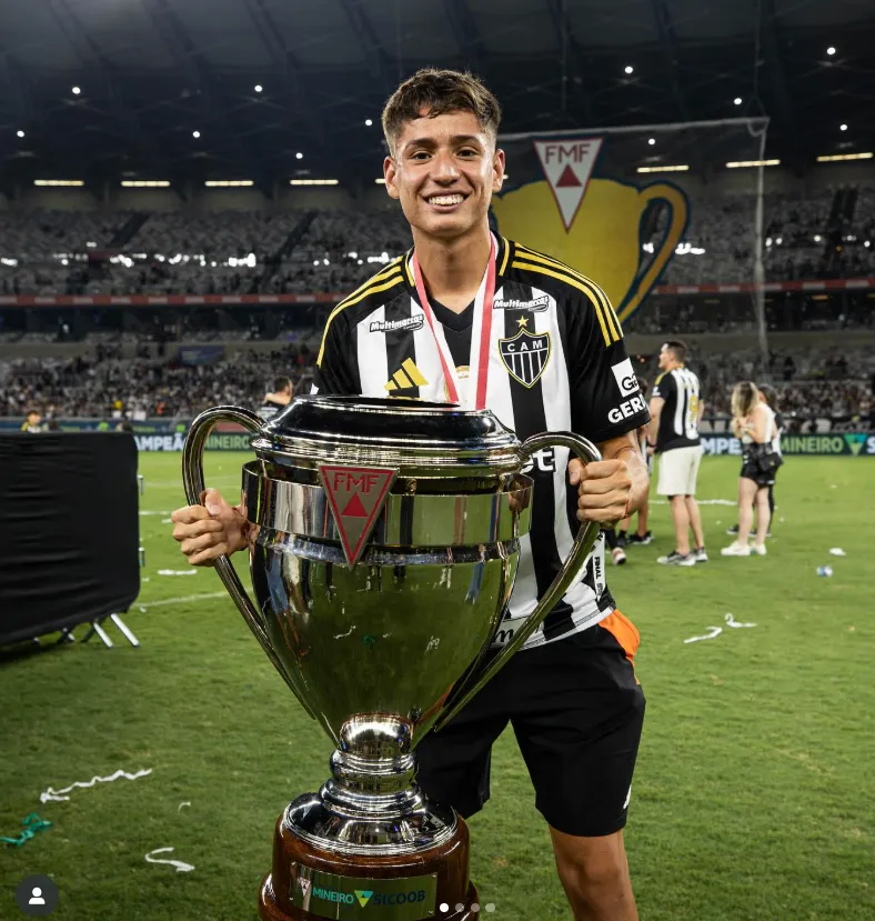 Iván Román celebra el título que obtuvo Atlético Mineiro en el estadual de Minas Gerais.