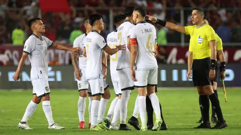 Bolivia acusa mal trato de los venezolanos.