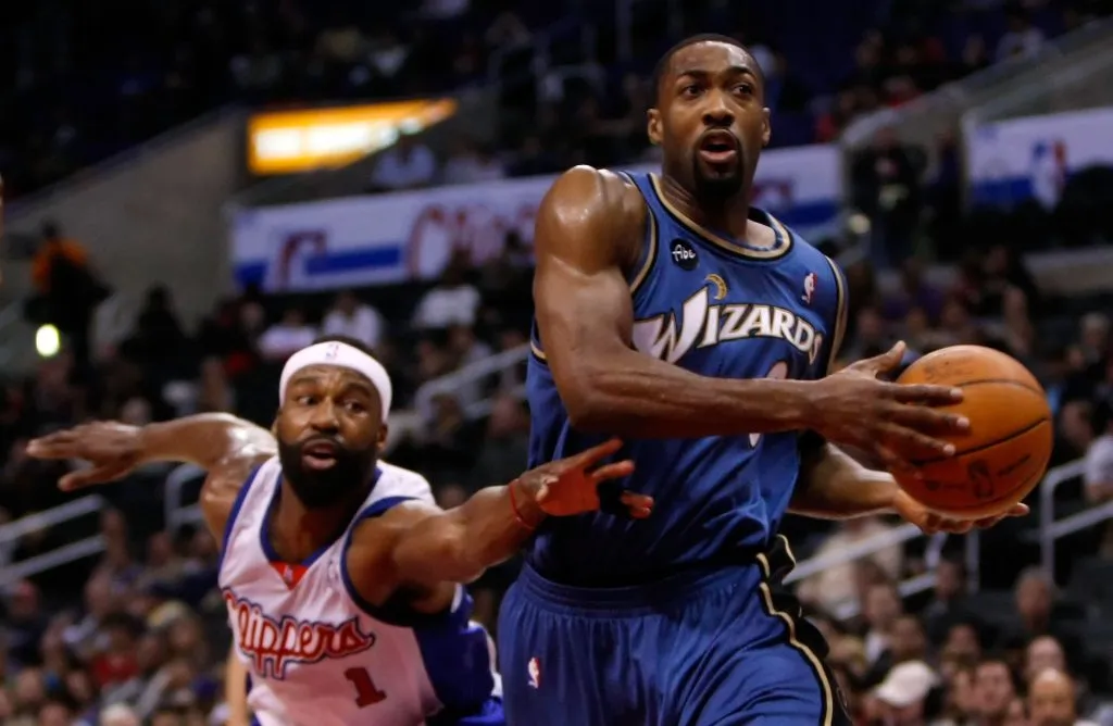 Gilbert Arenas protege el balón de Baron Davis de Los Angeles Clippers.