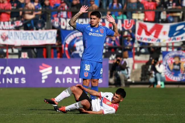 Gonzalo Montes sigue sin poder consagrarse en el mediocampo de Universidad de Chile. | Foto: Photosport.