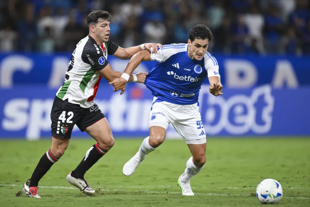 Juan Dinenno ante Palestino, lo marca Fernando Meza. (Pedro Vilela/Getty Images).