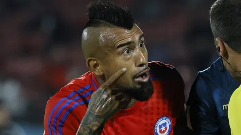 Arturo Vidal hizo el ridículo en las últimas horas peleando absolutamente solo.