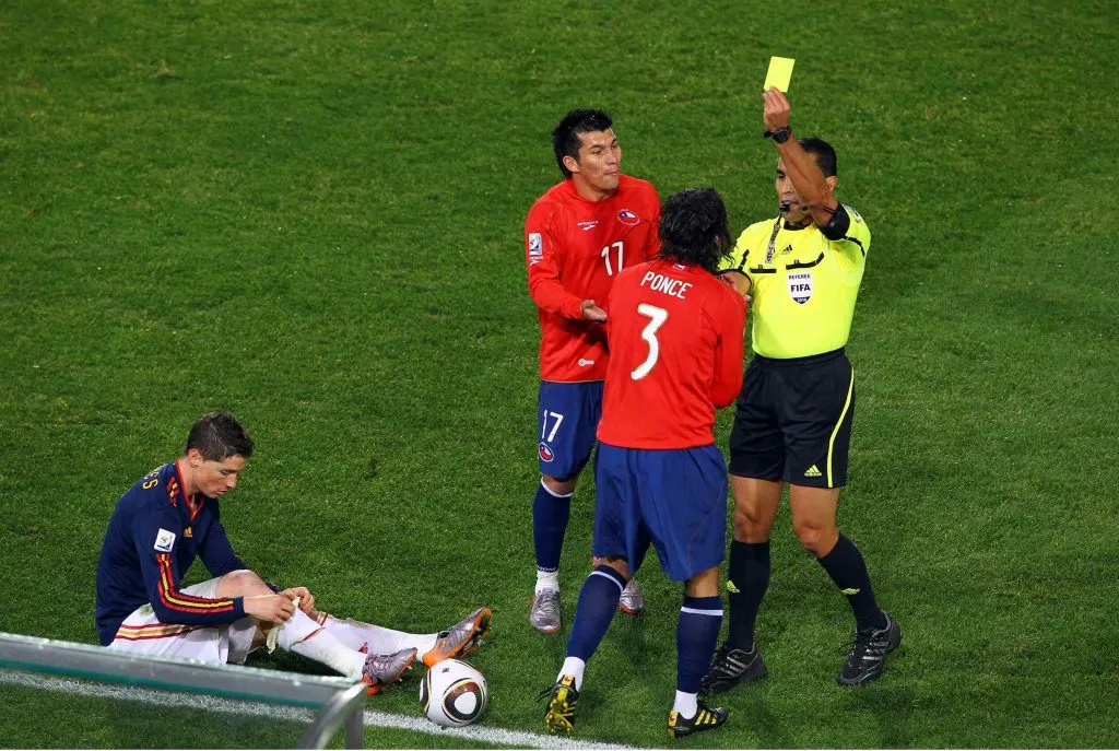 Waldo Ponce recibió tarjeta amarilla por un foul sobre Fernando Torres en el Mundial de Sudáfrica 2010. (PHOTOSPORT/MEXSPORT).
