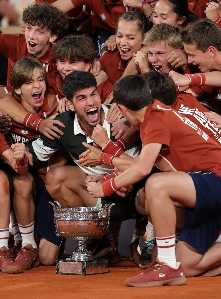 Carlos Alcaraz celebrando con los pasapelotas | Getty Images