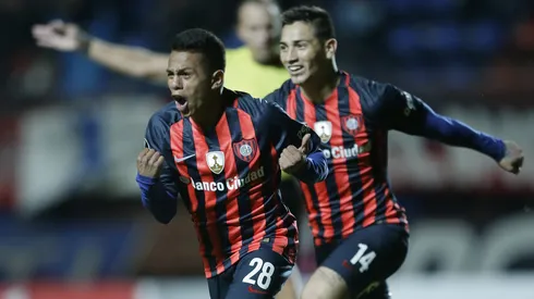 Nahuel Barrios celebra un gol de cabeza que le anotó a un grande chileno en la Libertadores 2017.
