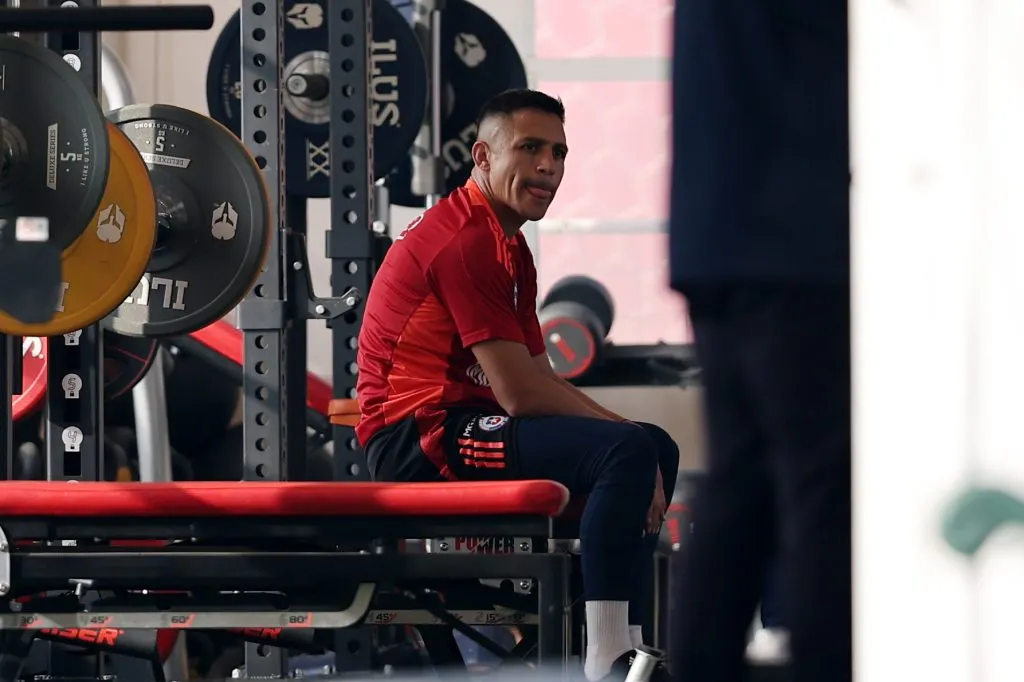 Alexis Sánchez tuvo algunos inconvenientes en suelo paceño. (Javier Torres/Photosport).
