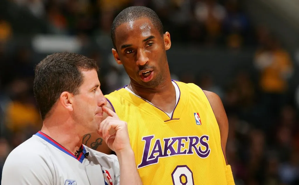 Tim Donaghy conversando con Kobe Bryant en la cancha.