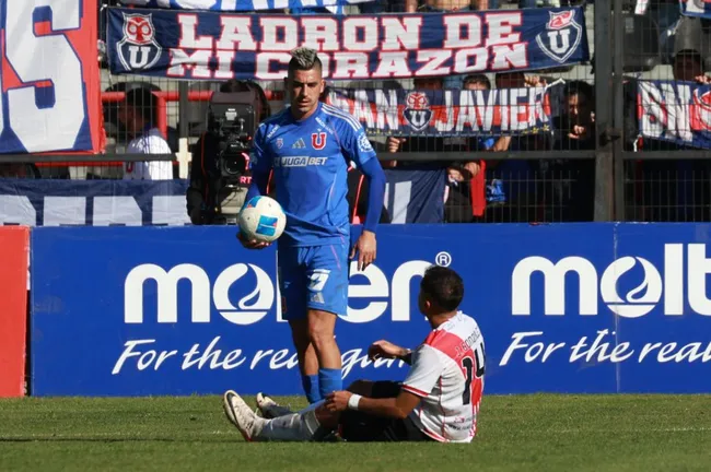 Leandro Fernández mueve el camarín de la U. Foto: Eduardo Fortes/Photosport