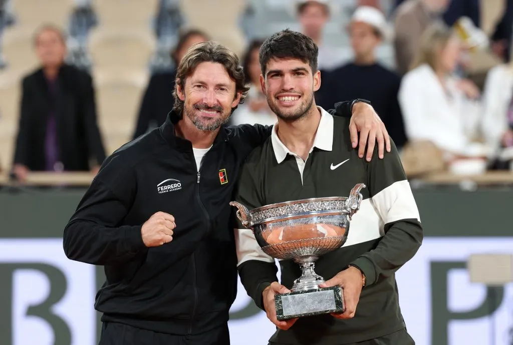 Juan Carlos Ferrero y Carlos Alcaraz, luego del triunfo del español en Roland Garros 2025 (Getty Images).