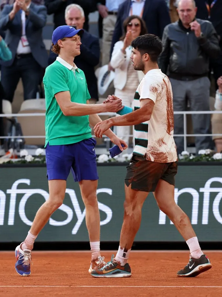 Jannik Sinner saluda a Carlos Alcaraz tras la victoria del español en Roland Garros 2025 (Getty Images).
