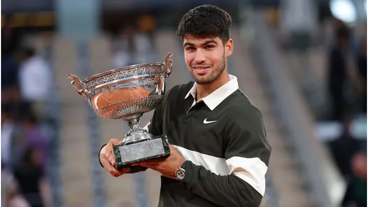 Carlos Alcaraz sostiene el trofeo de la Coupe des Mousquetaires tras su victoria en Roland Garros.