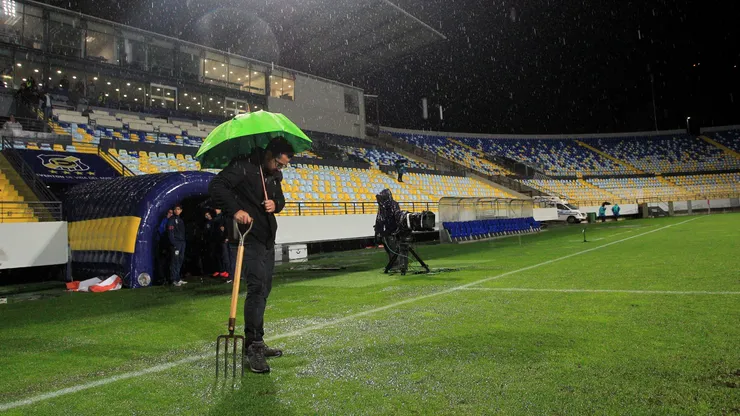 Tren de sistemas frontales pone en riesgo el desarrollo del fútbol chileno.