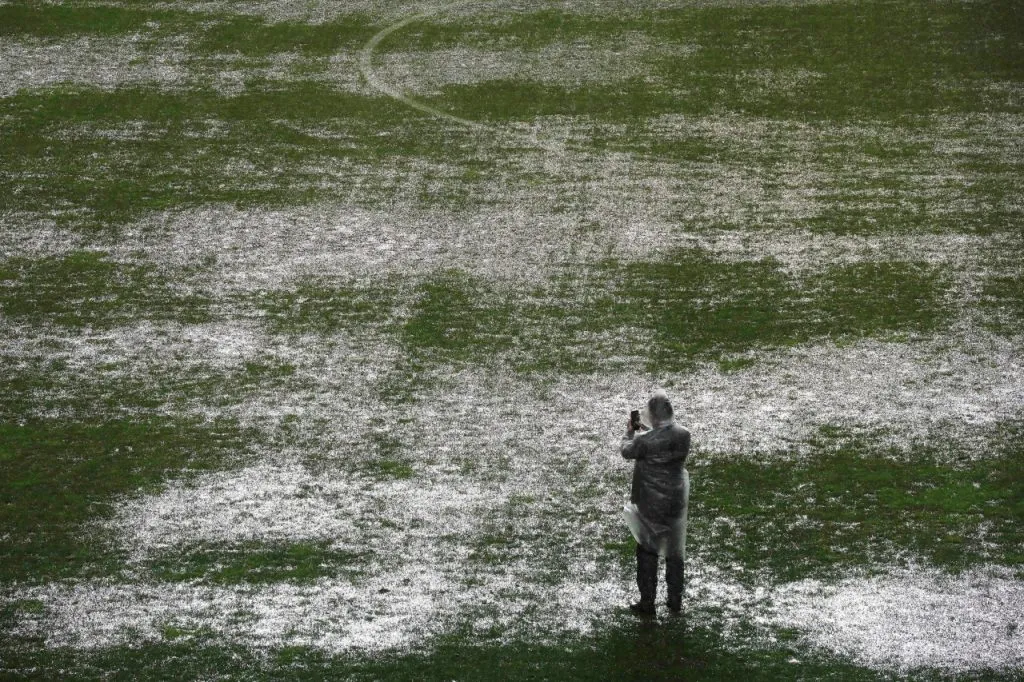 La lluvia pone en riesgo el desarrollo normal del fútbol chileno este fin de semana (Photosport)