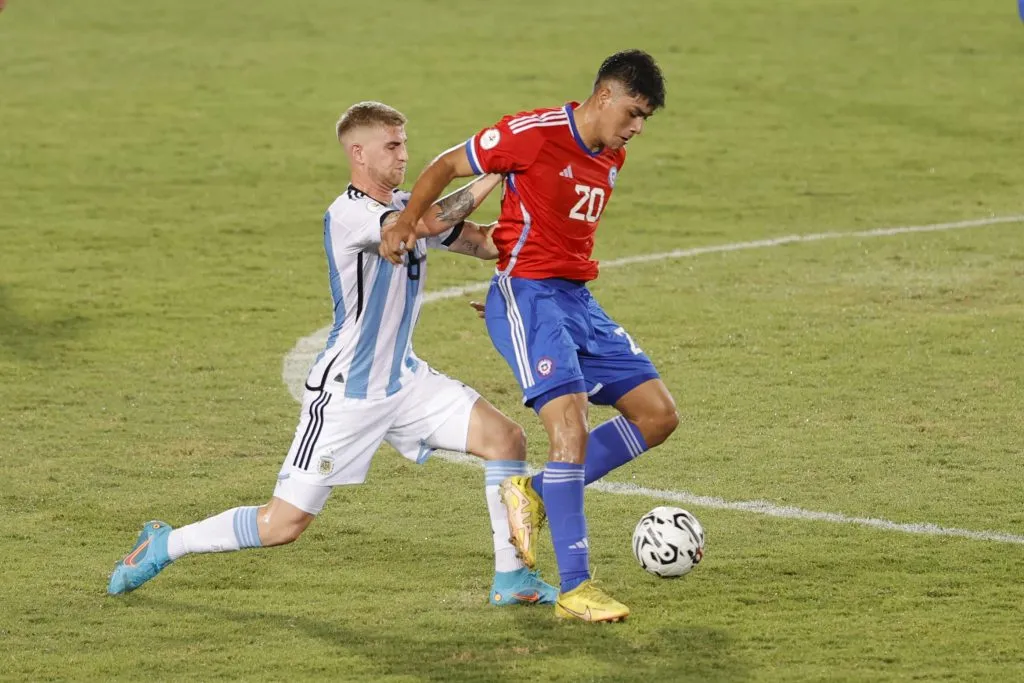 Damián Pizarro en acción durante el Sudamericano Sub 20 ante Argentina. (Jesus Vargas/Photosport).