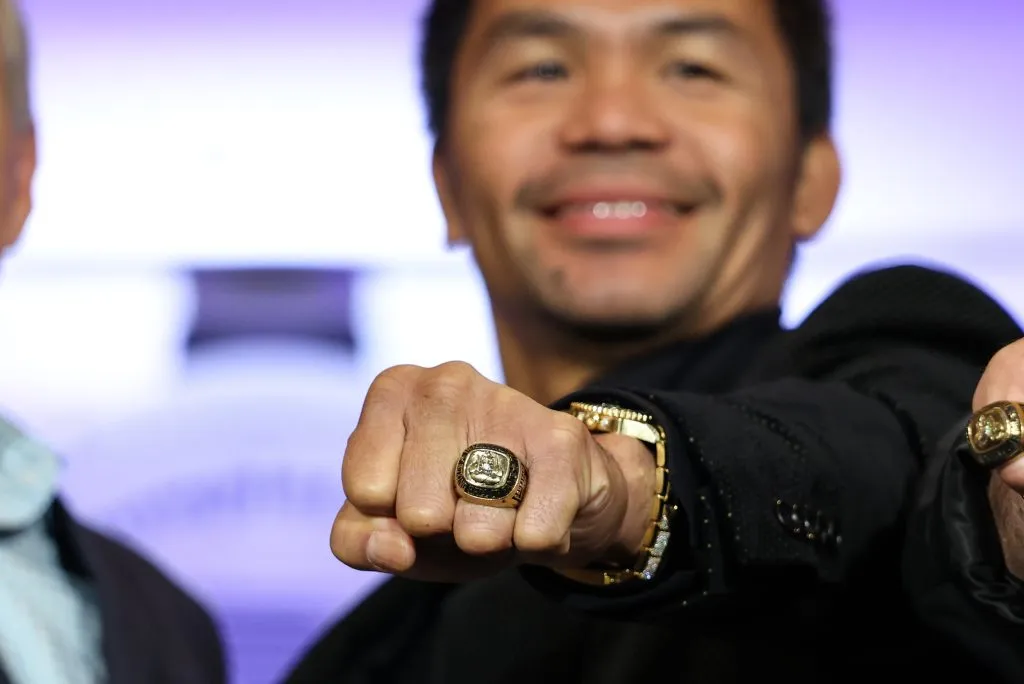 Manny Pacquiao luciendo el anillo con el que indica su inducción al Salón de la Fama del Boxeo Internacional. Foto: Ed Mulholland/Getty Images.