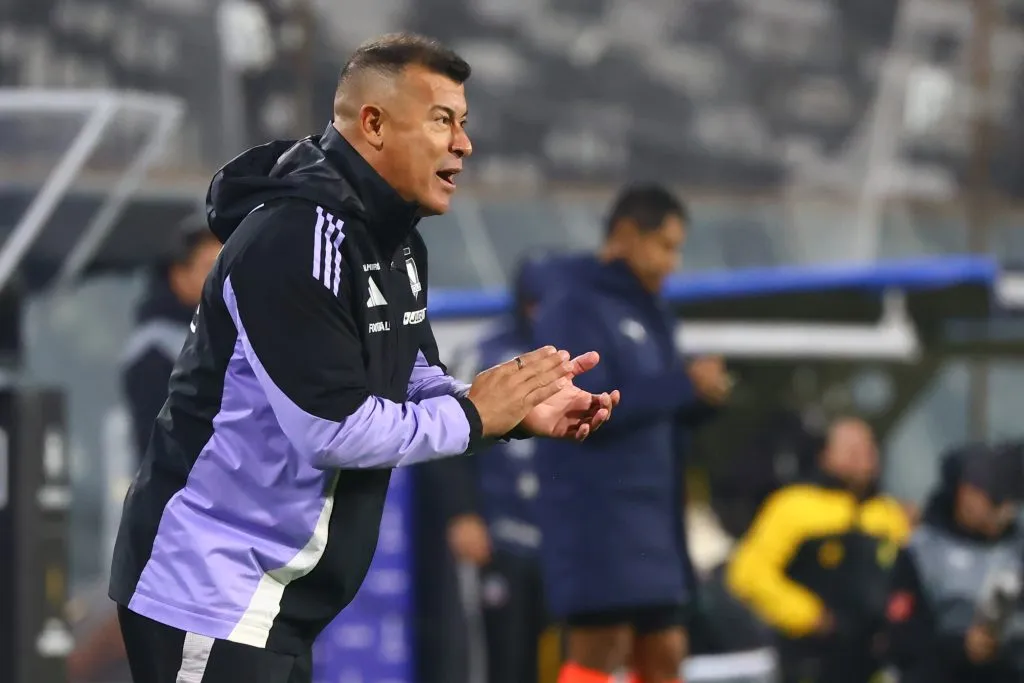 Jorge Almirón da indicaciones en el duelo de Colo Colo ante Bucaramanga. (Jonnathan Oyarzun/Photosport).