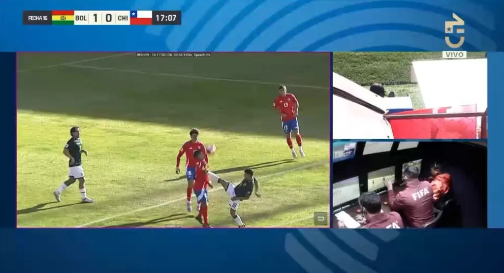 Parte del chequeo de Ostojich en el VAR. (Captura Chilevisión).