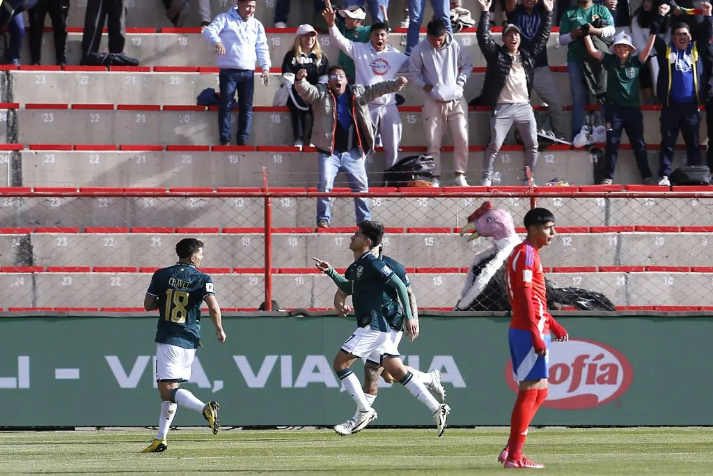 Bolivia cocinaba una goleada contra Chile y se quedó con uno menos de forma ridícula: así reaccionó Guarello. (Foto: Getty Images)