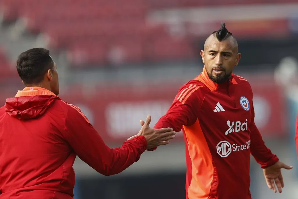 Alexis Sánchez y Arturo Vidal tras quedar fuera de su tercer Mundial. Foto: Photosport.