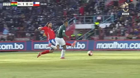 Sierralta fue al cruce y se llevó la tarjeta Roja ante Bolivia.