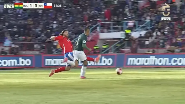 Sierralta fue al cruce y se llevó la tarjeta Roja ante Bolivia.