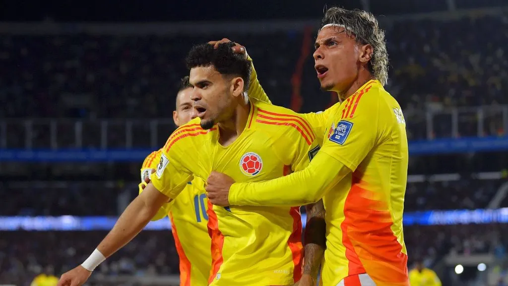 Luis Díaz celebra con James Rodríguez y Richard Ríos tras marcar contra Argentina (Getty Images).