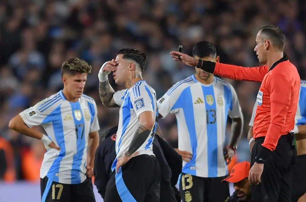 Enzo Fernández es expulsado durante el partido entre Argentina y Colombia (Getty Images).