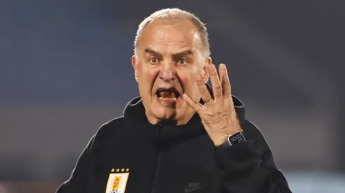 El enojo de Marcelo Bielsa con la gente que acompañaba a destacado periodista en silla de ruedas.