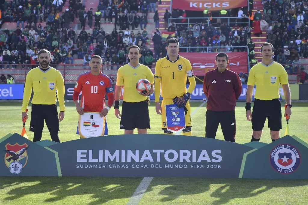 Alexis Sánchez y Carlos Lampe, los capitanes de Chile y Bolivia, respectivamente. (Daniel Miranda/APGNoticiasBo/Photosport).