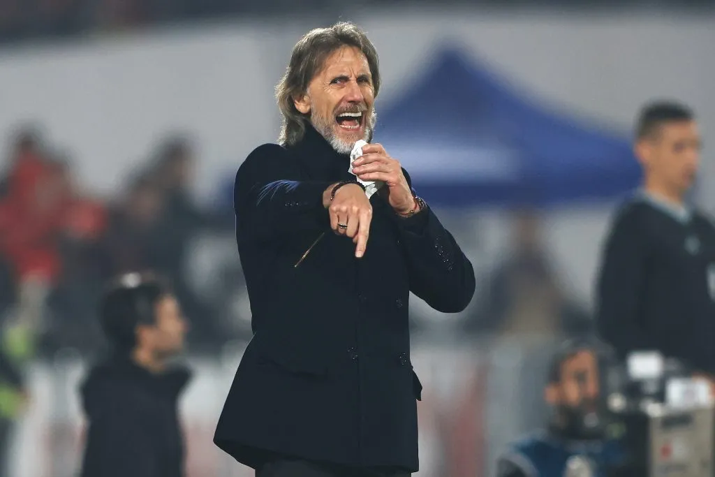 Ricardo Gareca da indicaciones en el duelo ante Argentina, el penúltimo que tuvo al mando de la Roja. (Felipe Zanca/Photosport).