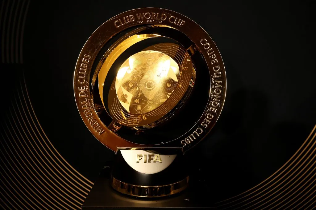 Algunos de los detalles del codiciado trofeo del Mundial de Clubes de la FIFA. Foto: Luke Hales/Getty Images.