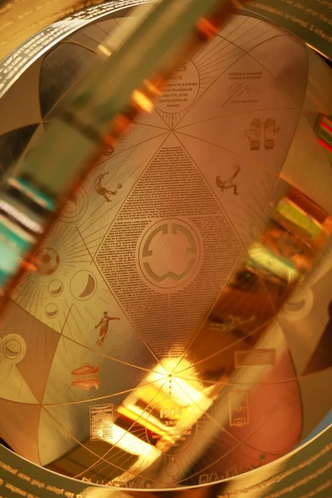 Algunos de los detalles que contiene el trofeo del Mundial de Clubes. Foto: Hector Vivas/Getty Images.