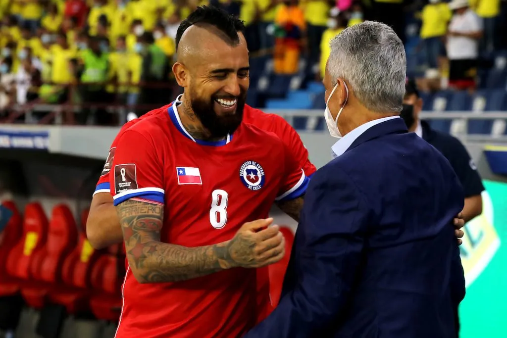 Arturo Vidal con Reinaldo Rueda, quien empezó la Clasificatoria 2022 en Chile y la terminó en Colombia. (Jairo Cassiani/Vizzor Image/Photosport).